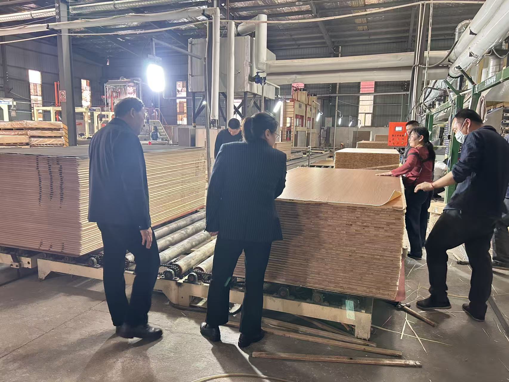 2026年4月3日副县长艾婧带队检查安全生产工作 (11).jpg